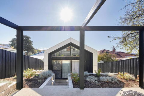 Architectural Brilliance - Sandy Bay - Sunshine Coast Guide 2
