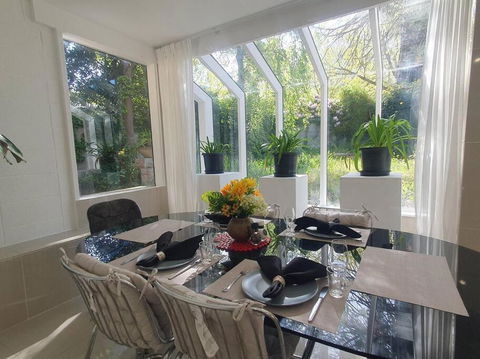 Architectural Comfy 2B&2B Home With A Garden View Close To A Lake And Yarralumla Shopping Centre - Sunshine Coast Guide 0