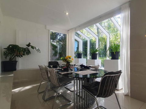 Architectural Comfy 2B&2B Home With A Garden View Close To A Lake And Yarralumla Shopping Centre - Sunshine Coast Guide 3