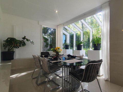 Architectural Comfy 2B&2B Home With A Garden View Close To A Lake And Yarralumla Shopping Centre - Sunshine Coast Guide 1