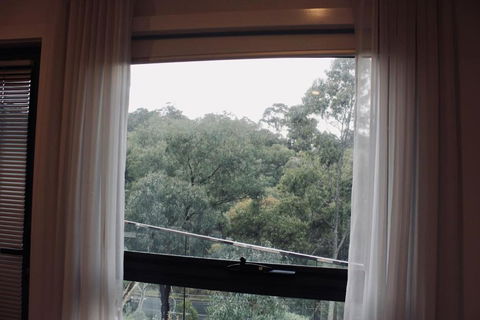 Architectural Crisp & Convenient Location - Sunshine Coast Guide 1