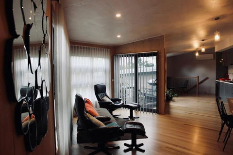 Architectural Crisp & Convenient Location - Sunshine Coast Guide 2