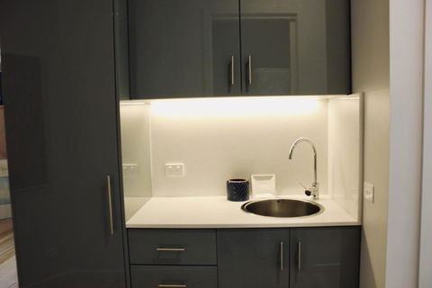 Architectural Crisp & Convenient Location - Sunshine Coast Guide 3