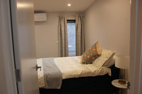 Architectural Crisp & Convenient Location - Sunshine Coast Guide 4