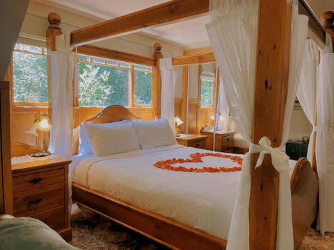 Arnica Views Summit Retreat - Sunshine Coast Guide 0