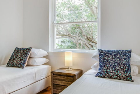 Art Deco 2-Bed Close To City And Harbour - Sunshine Coast Guide 1