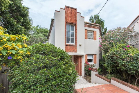 Art Deco 2-Bed Close To City And Harbour - Sunshine Coast Guide 2