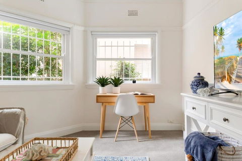 Art Deco Apartment Meters Away From The Beach - Sunshine Coast Guide 2