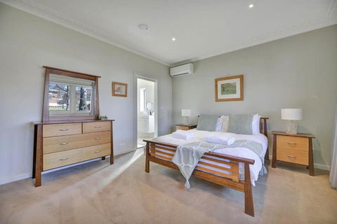 Art House On Anson - Artistic Haven, Spa, Pets - Sunshine Coast Guide 1