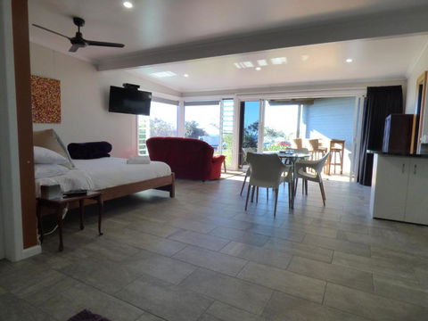 ArtHOUSE Beachfront Accommodation - Sunshine Coast Guide 4