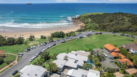 ArtHOUSE Beachfront Accommodation - Sunshine Coast Guide 0