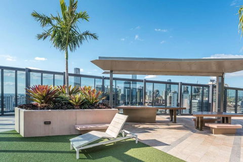 Artistic South Brisbane 2 Bedroom Apartment With Parking - Sunshine Coast Guide 1