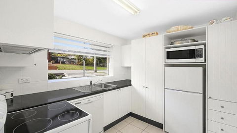Ashwood 100 Meters To Beach, Shops, Cafes Accom Holidays - Sunshine Coast Guide 4