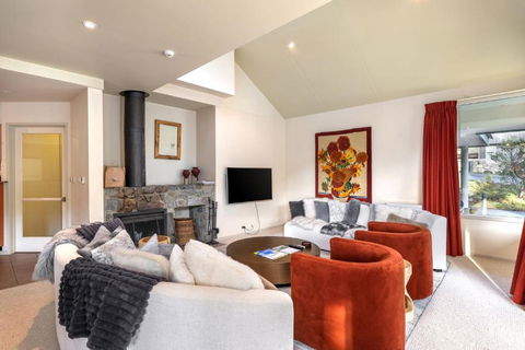 Aspect 5 Chalet A Stones Throw From All Thredbo Has To Offer - Sunshine Coast Guide 0