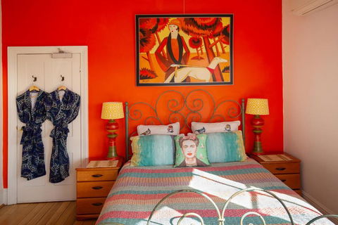 Assemblage Boutique Art B & B - Sunshine Coast Guide 3
