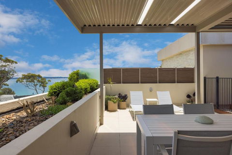 Aura 10 Shoal Bay - Sunshine Coast Guide 0