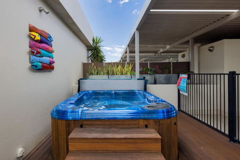 Aura 10 Shoal Bay - Sunshine Coast Guide 1