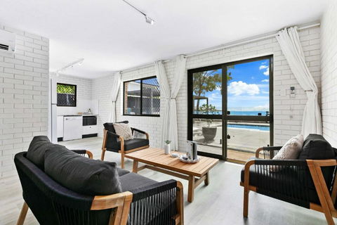 Autumn On The Esplanade - Sunshine Coast Guide 2