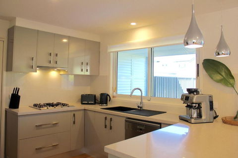 Ayada Villa - Pet Friendly - 1 Min To Beach - Sunshine Coast Guide 4