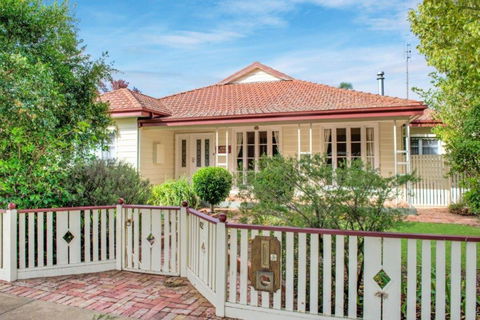 Ayr House - Echuca Holiday Homes - Sunshine Coast Guide 0