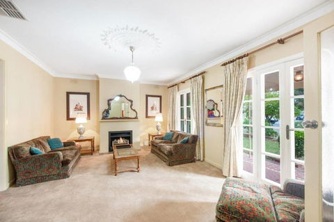 Ayr House - Echuca Holiday Homes - Sunshine Coast Guide 1