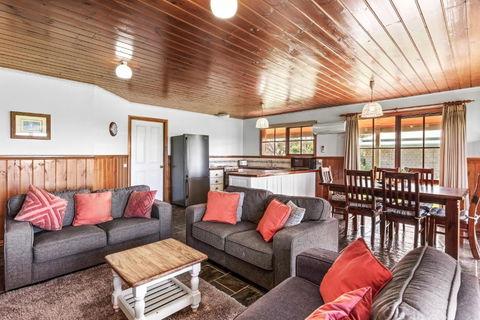 Apollo Bay Cottages- Hopetoun - Sunshine Coast Guide 1