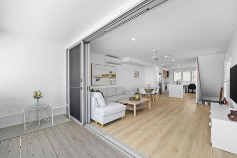 Azure River Side Townhouse - Sunshine Coast Guide 4