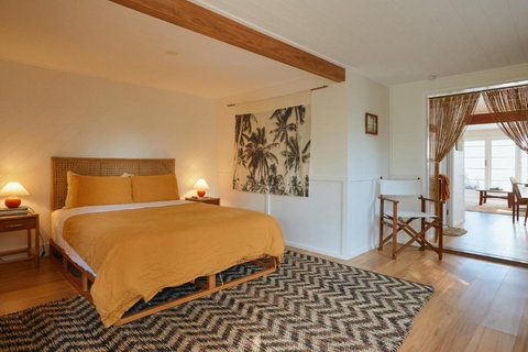 BAY PROPERTIES . The Sailors Bungalow - Sunshine Coast Guide 1