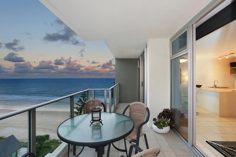Hibiscus On The Beach - Sunshine Coast Guide 9
