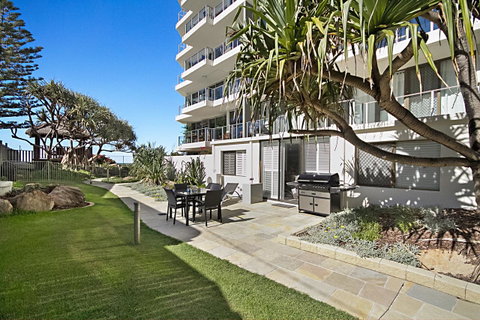 Hibiscus On The Beach - Sunshine Coast Guide 36