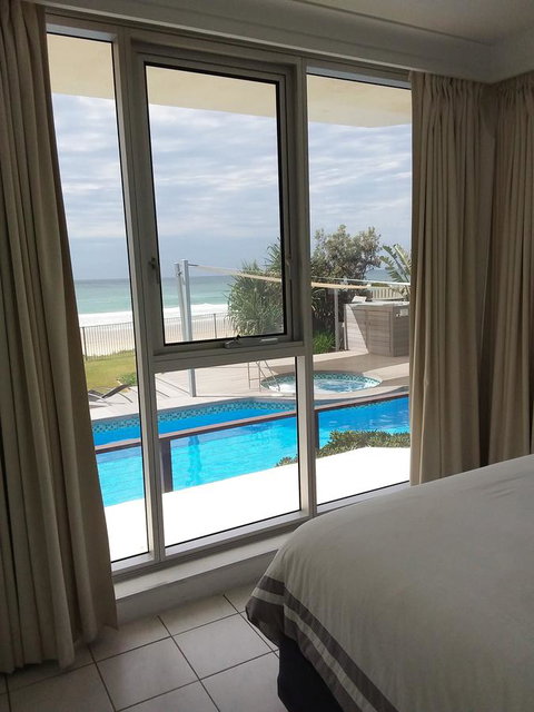 Hibiscus On The Beach - Sunshine Coast Guide 29