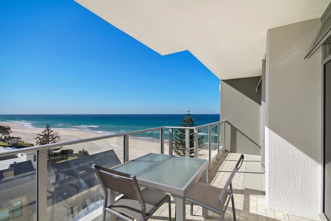 Hibiscus On The Beach - Sunshine Coast Guide 2