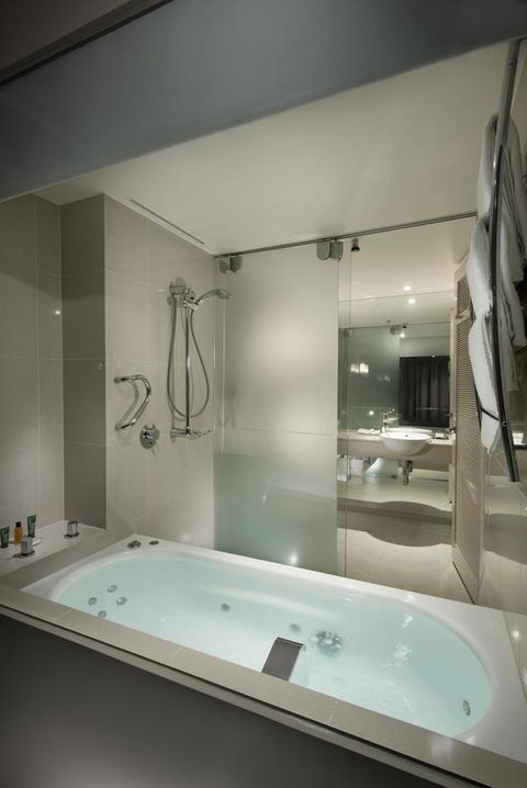Hilton Cairns - Sunshine Coast Guide 4