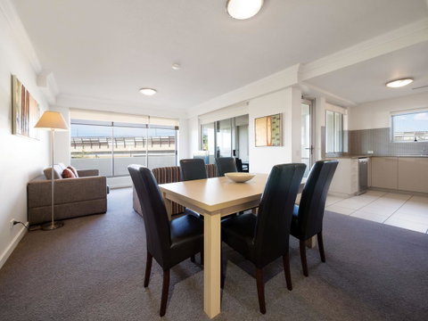 Oaks Brisbane Mews Suites - Sunshine Coast Guide 10