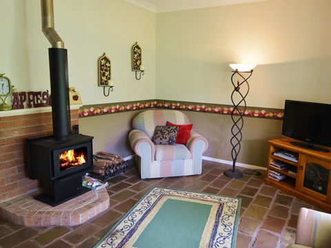 Apple Tree Cottage Montville - Sunshine Coast Guide 4