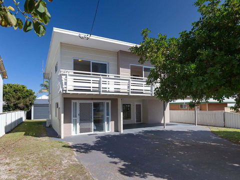 'SeaHaven', 2 Richardson Ave - Large Home With Aircon, Smart TV, WIFI, Netflix & Boat Parking - Sunshine Coast Guide 0