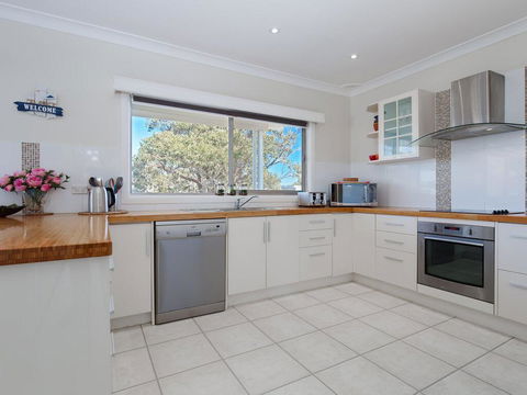 'SeaHaven', 2 Richardson Ave - Large Home With Aircon, Smart TV, WIFI, Netflix & Boat Parking - Sunshine Coast Guide 3