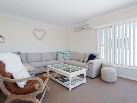 'SeaHaven', 2 Richardson Ave - Large Home With Aircon, Smart TV, WIFI, Netflix & Boat Parking - Sunshine Coast Guide 2