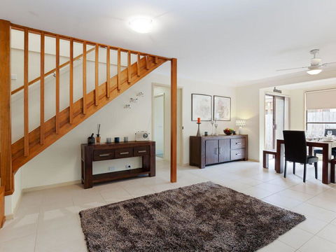 'Willows At The Bay' 111 Horace St - Large House With Aircon, WIFI And Boat Parking. - Sunshine Coast Guide 3