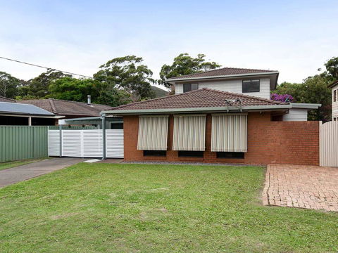 'Willows At The Bay' 111 Horace St - Large House With Aircon, WIFI And Boat Parking. - Sunshine Coast Guide 0