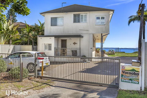 'Yacaaba' Beautiful Waterfront Location - Sunshine Coast Guide 0