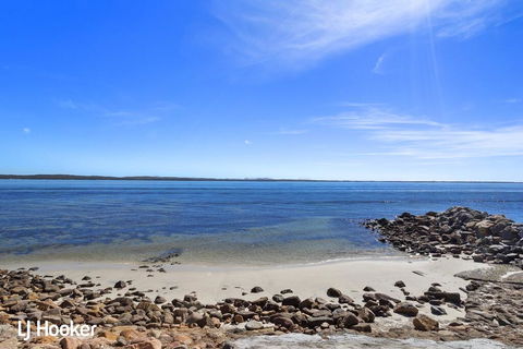 'Yacaaba' Beautiful Waterfront Location - Sunshine Coast Guide 3