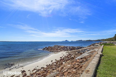 'Yacaaba' Beautiful Waterfront Location - Sunshine Coast Guide 1