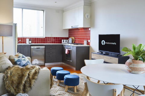1 Bdrm Top Floor Apt With Sunroom - Sunshine Coast Guide 1
