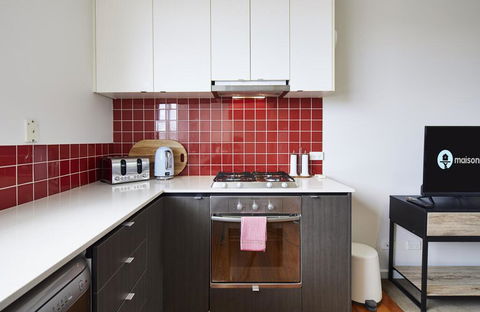 1 Bdrm Top Floor Apt With Sunroom - Sunshine Coast Guide 3