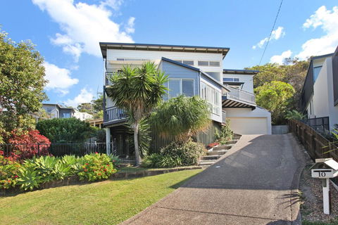 10 Barra Crescent, Coolum Beach, 500 BOND, WIFI, Walking Distance To Beach - Sunshine Coast Guide 0