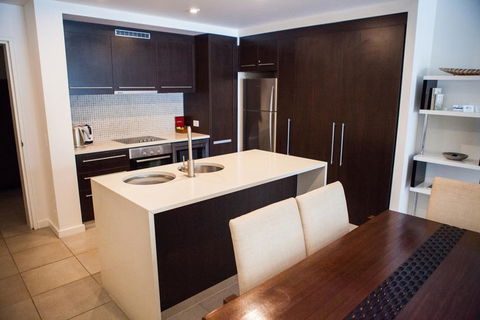131 Sea Temple Luxury Swimout Apt. - Sunshine Coast Guide 3