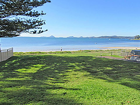 15 'Kanangra', 39 Soldiers Point Road - Fantastic Unit Right On The Water - Sunshine Coast Guide 0
