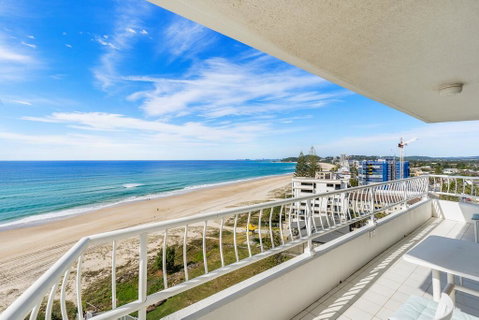 19th Avenue On The Beach - Sunshine Coast Guide 1