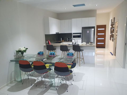 2 BDR Sea View Guest House - Sunshine Coast Guide 2